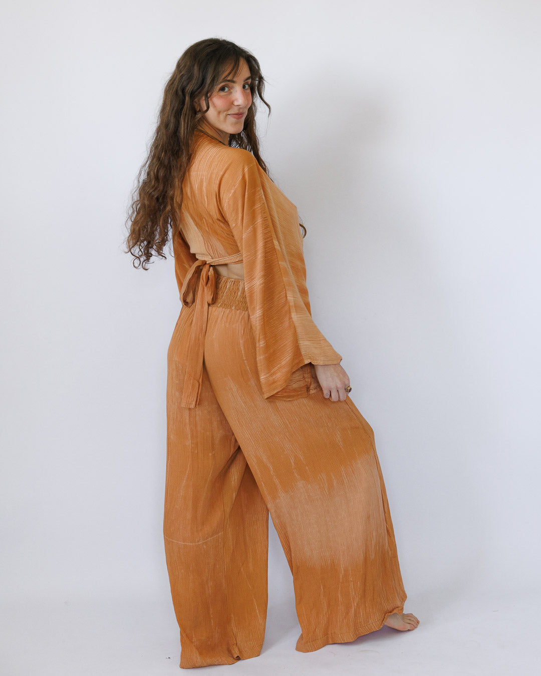 סט קרפ בצביעה משופשפת: חולצת מעטפת ומכנס רחב עם גומי קאמל