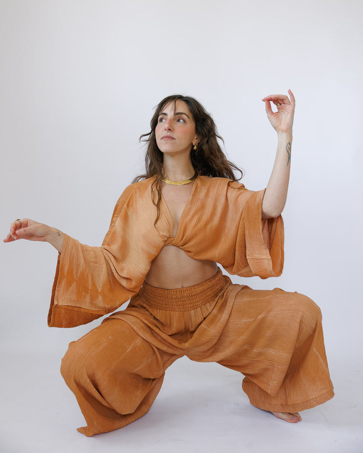 סט קרפ בצביעה משופשפת: חולצת מעטפת ומכנס רחב עם גומי קאמל