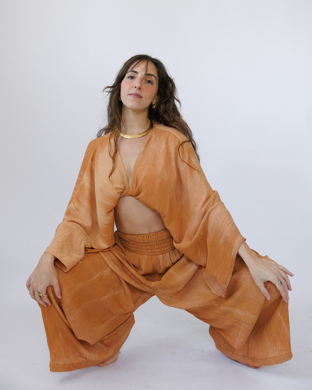 סט קרפ בצביעה משופשפת: חולצת מעטפת ומכנס רחב עם גומי קאמל