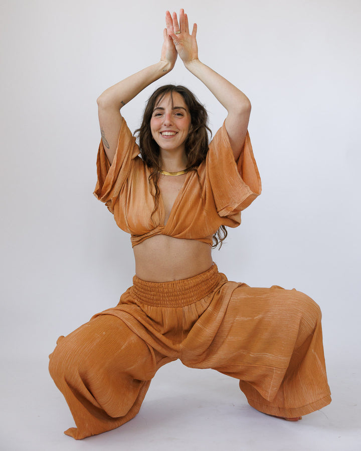 סט קרפ בצביעה משופשפת: חולצת מעטפת ומכנס רחב עם גומי קאמל