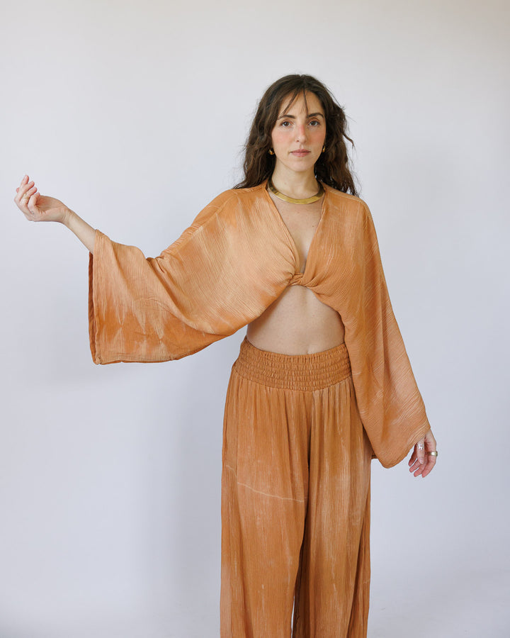 סט קרפ בצביעה משופשפת: חולצת מעטפת ומכנס רחב עם גומי קאמל