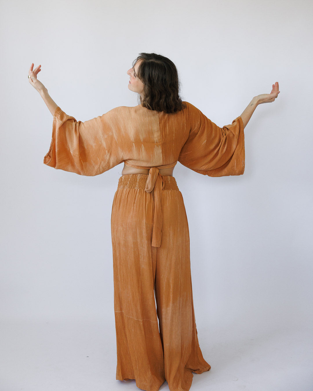 סט קרפ בצביעה משופשפת: חולצת מעטפת ומכנס רחב עם גומי קאמל