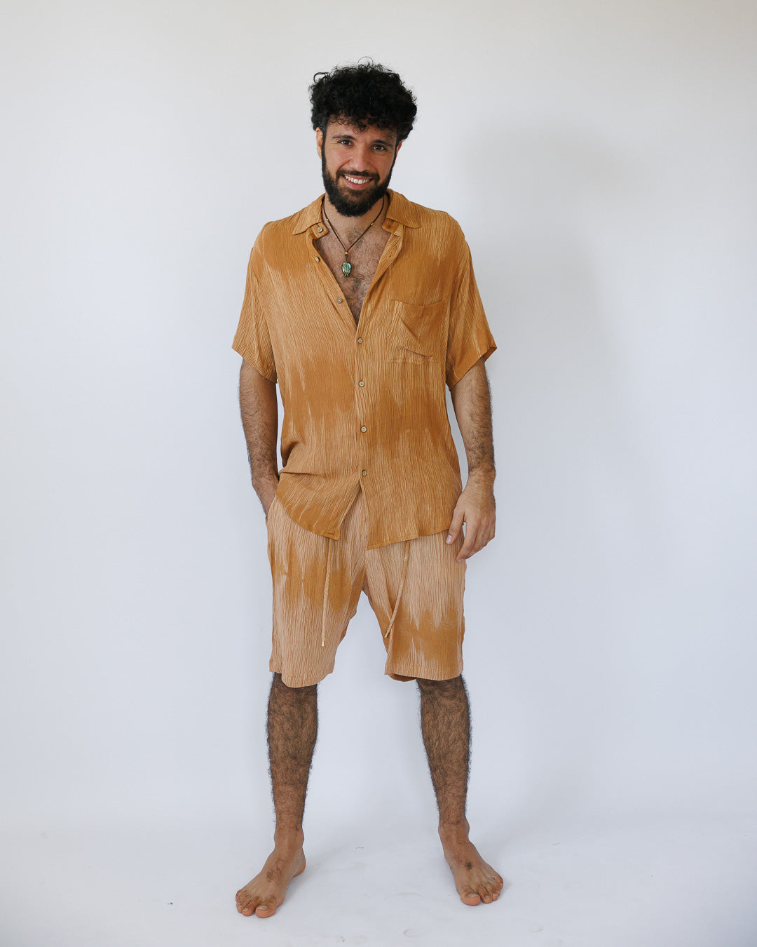 מכנס קרפ קצר קאמל בצביעה משופשפת לגבר