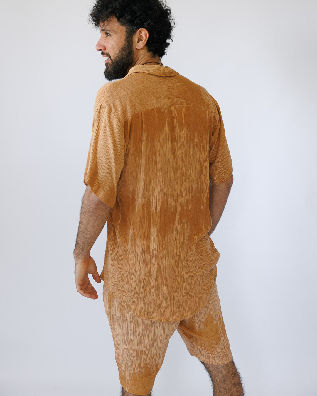 מכנס קרפ קצר קאמל בצביעה משופשפת לגבר