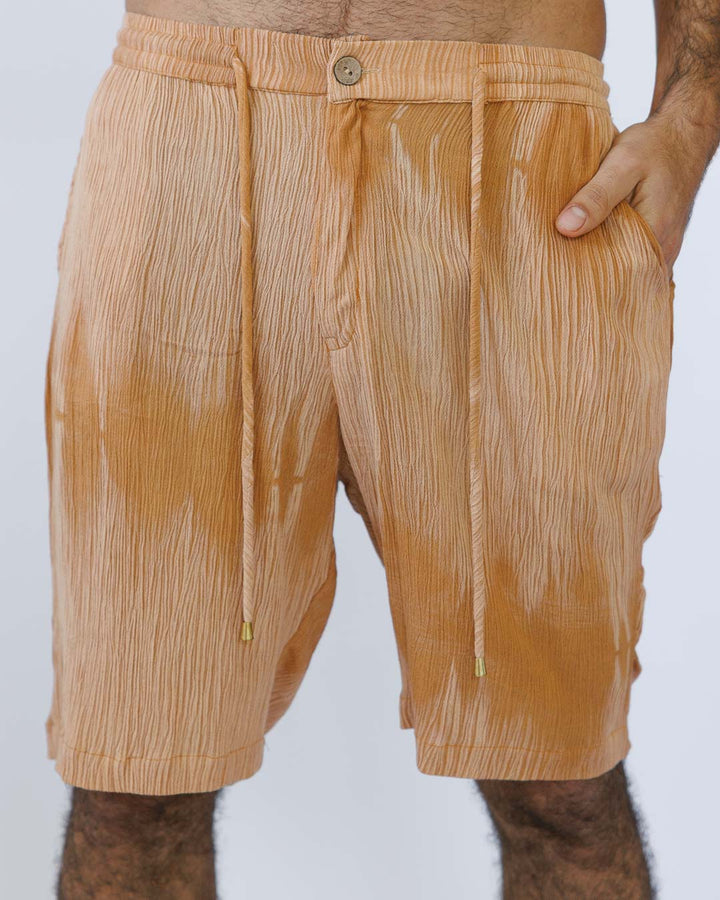 מכנס קרפ קצר קאמל בצביעה משופשפת לגבר