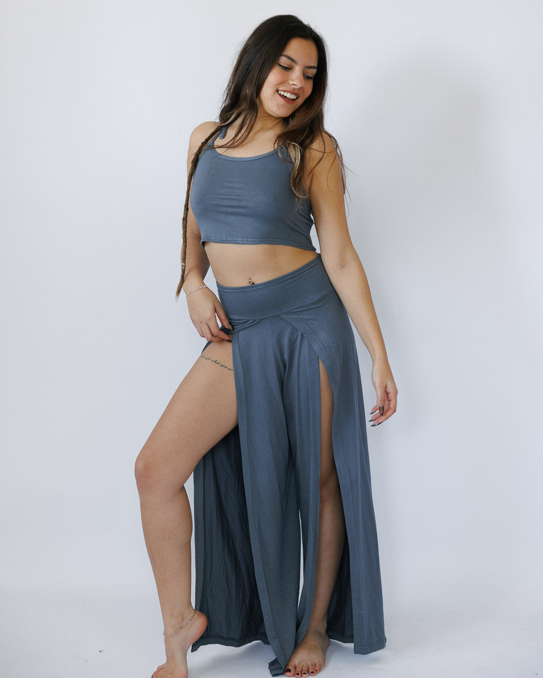 סט ויסקוז לייקרה: טופ ומכנס שסעים קדמיים אפור