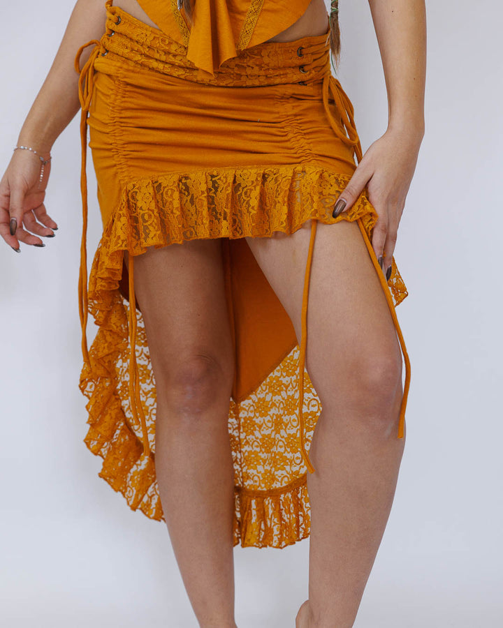 חצאית כותנת לייקרה, קצרה מלפנים, מעוטרת רשת כותנה פרחונית בצהוב חרדל