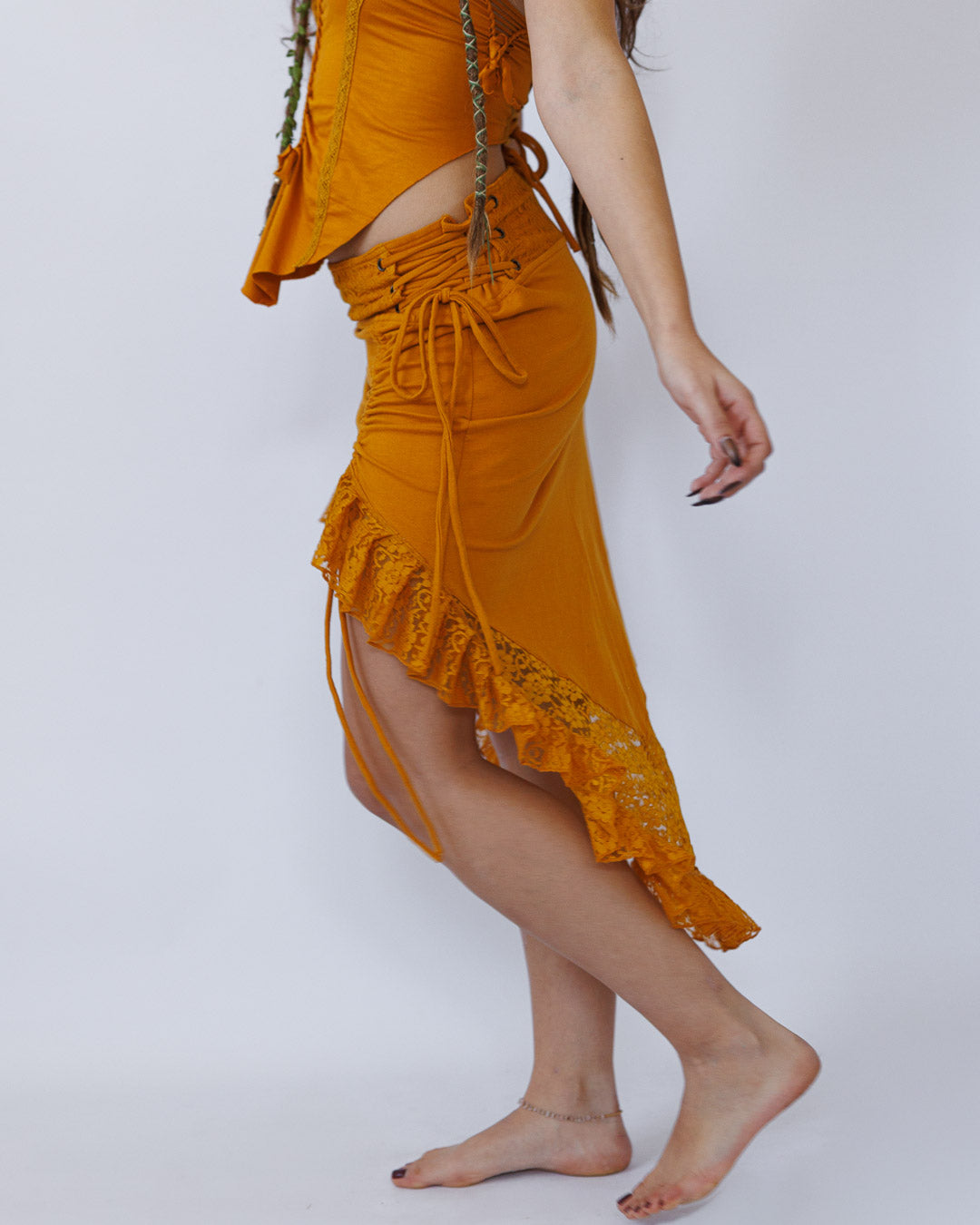 חצאית כותנת לייקרה, קצרה מלפנים, מעוטרת רשת כותנה פרחונית בצהוב חרדל