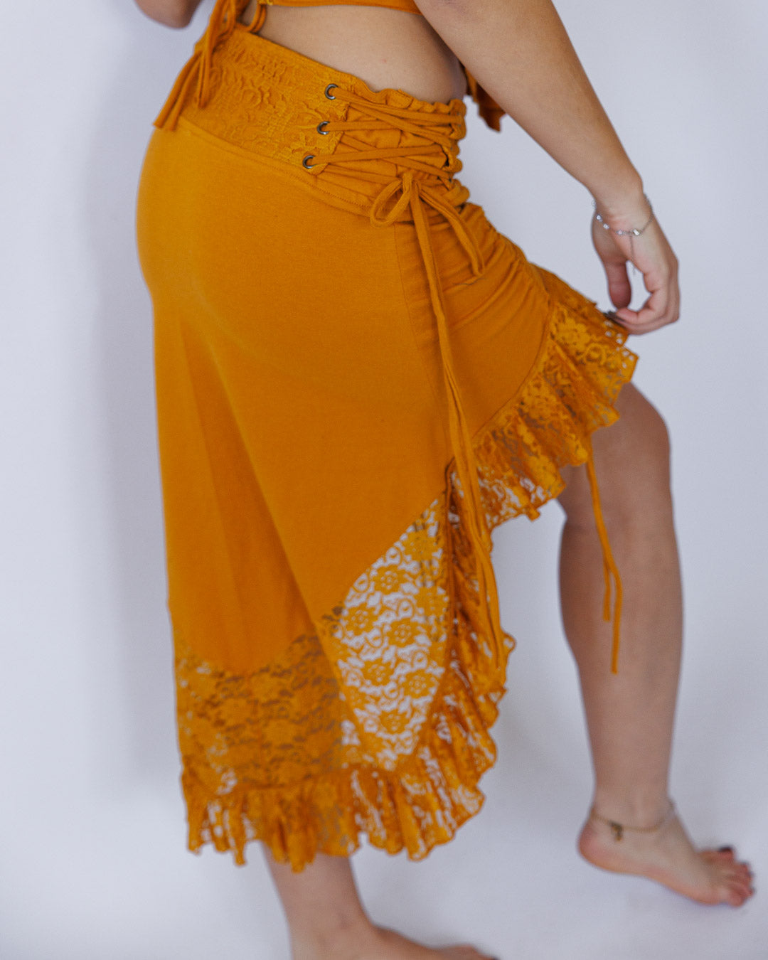 חצאית כותנת לייקרה, קצרה מלפנים, מעוטרת רשת כותנה פרחונית בצהוב חרדל