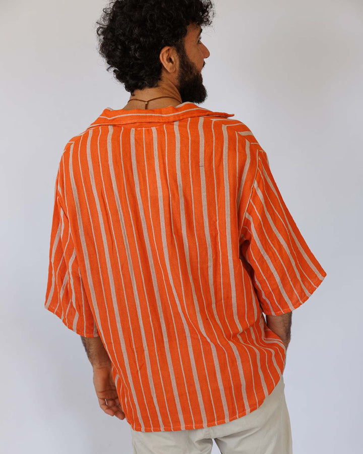 מכופתרת כותנה, בהדפס פסים בצבע נטורל וכתום, שרוול קצר, לגבר