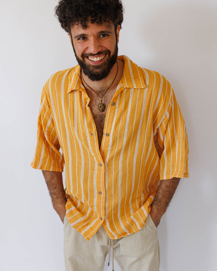 מכופתרת כותנה, בהדפס פסים בצבע נטורל וצהוב, שרוול קצר, לגבר