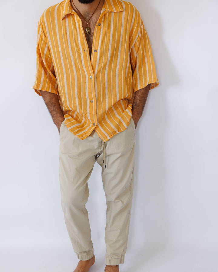 מכופתרת כותנה, בהדפס פסים בצבע נטורל וצהוב, שרוול קצר, לגבר