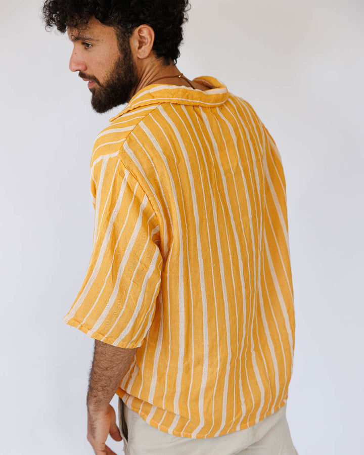 מכופתרת כותנה, בהדפס פסים בצבע נטורל וצהוב, שרוול קצר, לגבר