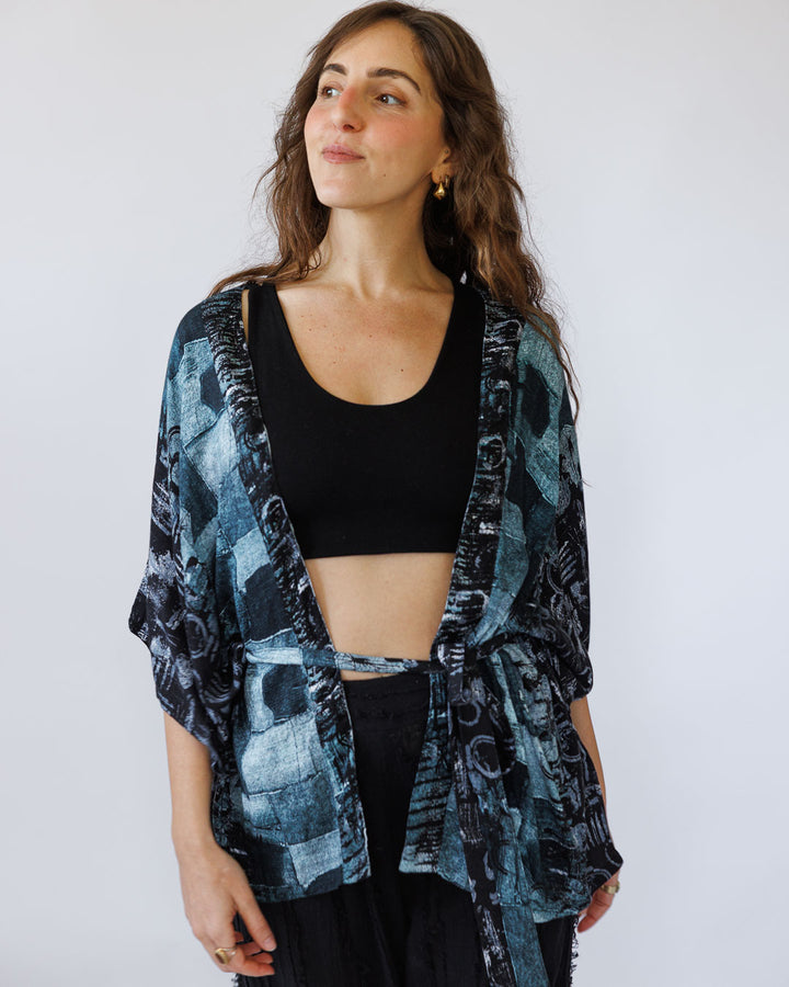 קימונו קצר ויסקוז סופר רך בהדפס כחול גלקטי לאישה