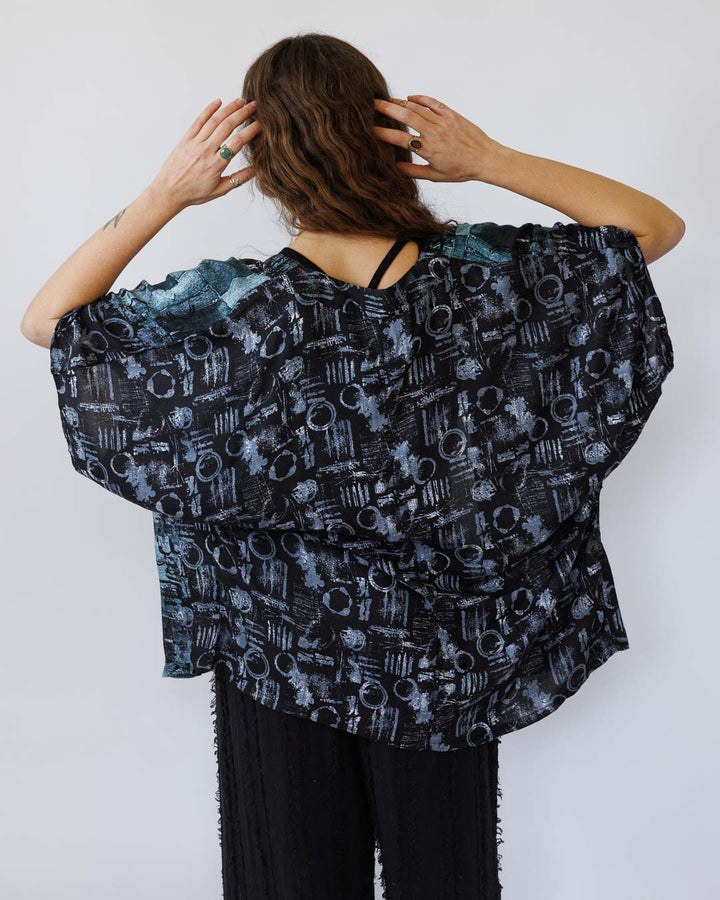 קימונו קצר ויסקוז סופר רך בהדפס כחול גלקטי לאישה