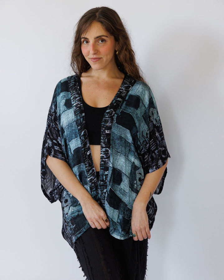 קימונו קצר ויסקוז סופר רך בהדפס כחול גלקטי לאישה