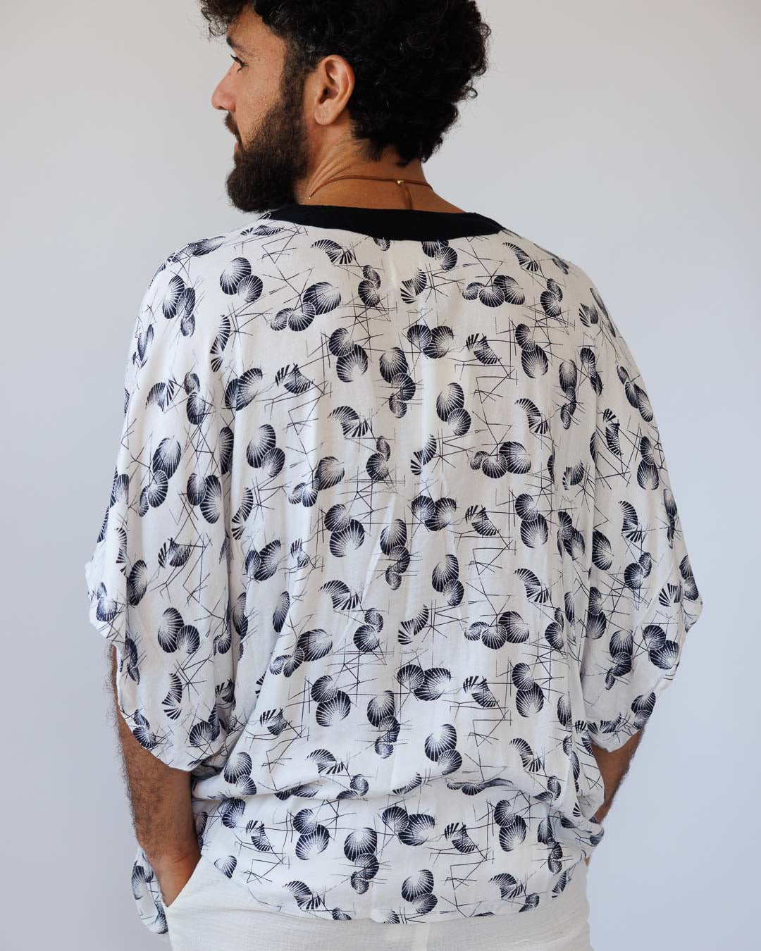 קימונו קצר ויסקוז סופר רך בהדפס לבן יפני לגבר