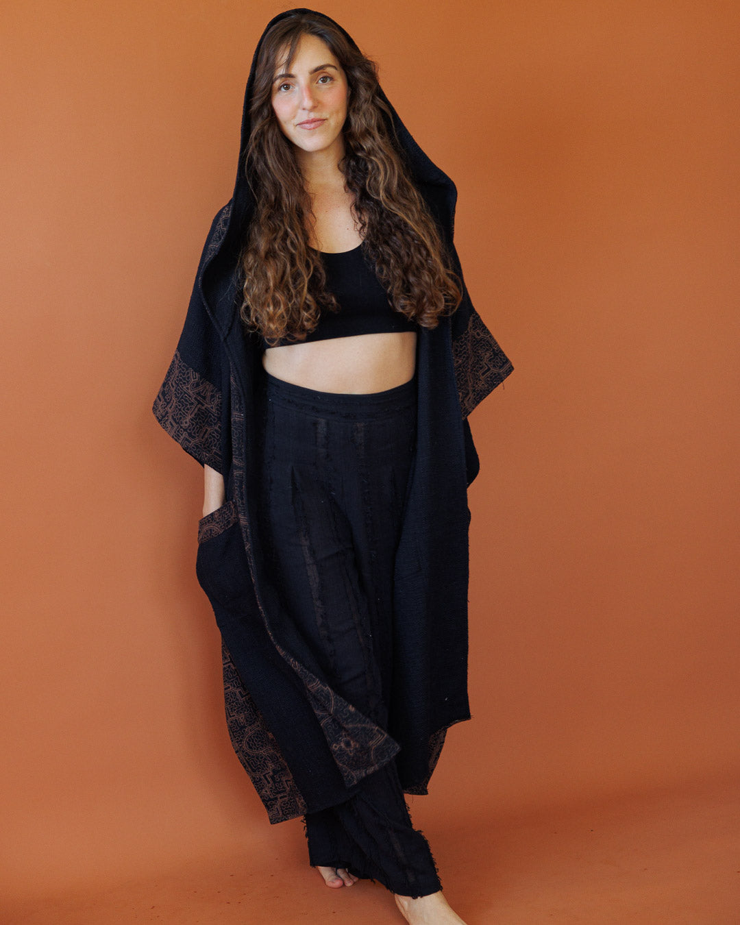 קימונו שחור שבטי עבה עם קפוצון ועיטור שיפיבו בשוליים לאישה