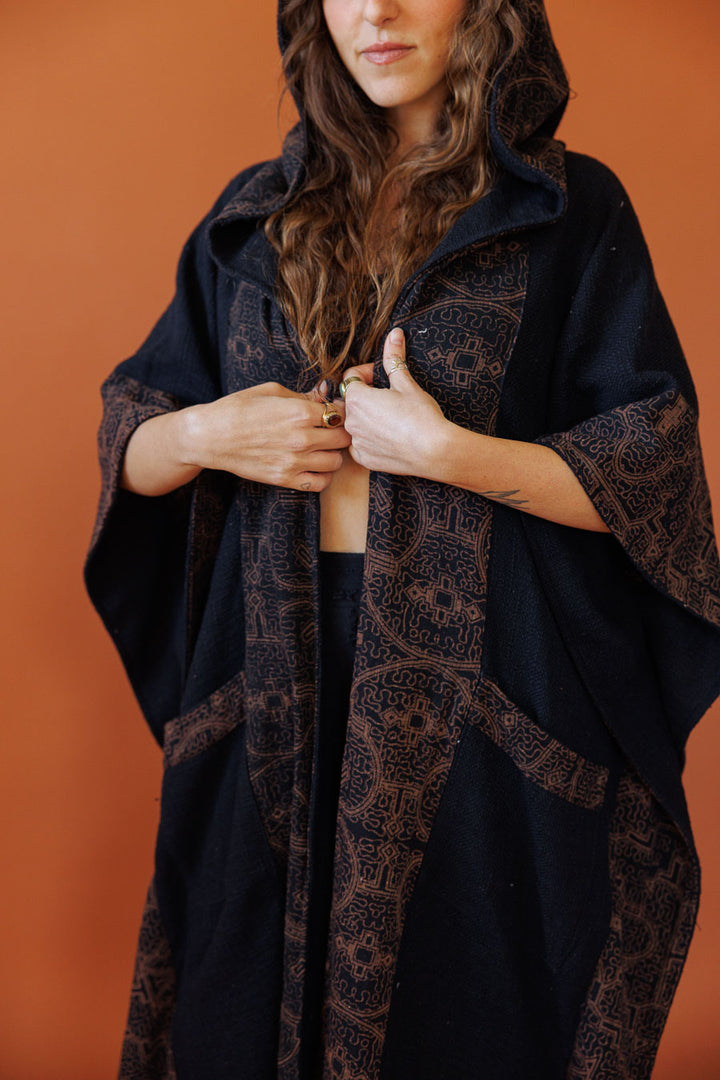 קימונו שחור שבטי עבה עם קפוצון ועיטור שיפיבו בשוליים לאישה