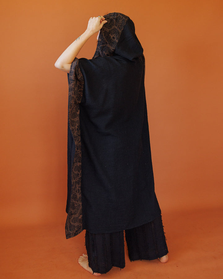 קימונו שחור שבטי עבה עם קפוצון ועיטור שיפיבו בשוליים לאישה