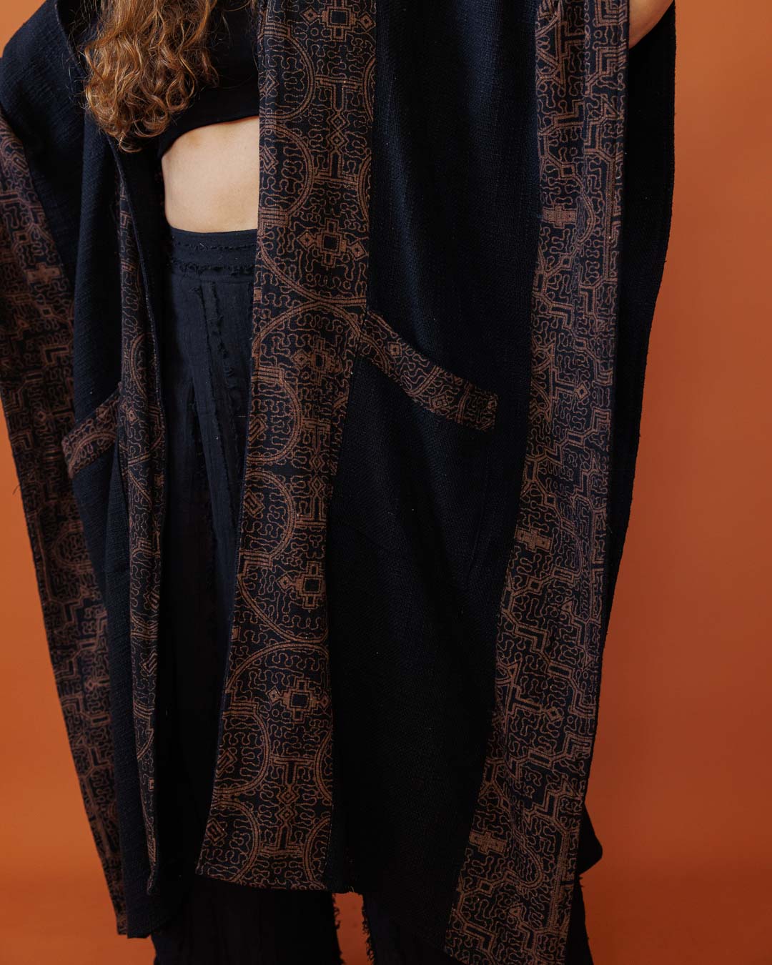 קימונו שחור שבטי עבה עם קפוצון ועיטור שיפיבו בשוליים לאישה