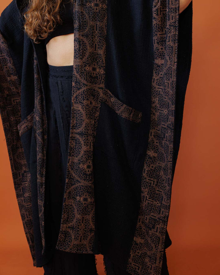 קימונו שחור שבטי עבה עם קפוצון ועיטור שיפיבו בשוליים לאישה