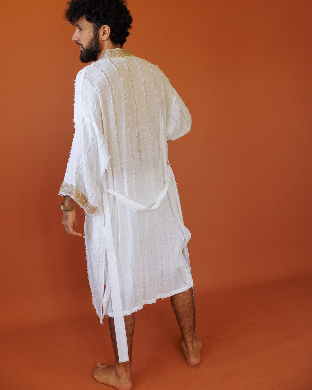 קימונו מקסי, כותנה לבנה פרנזים, שרוול ארוך, בעיטור קש לגבר