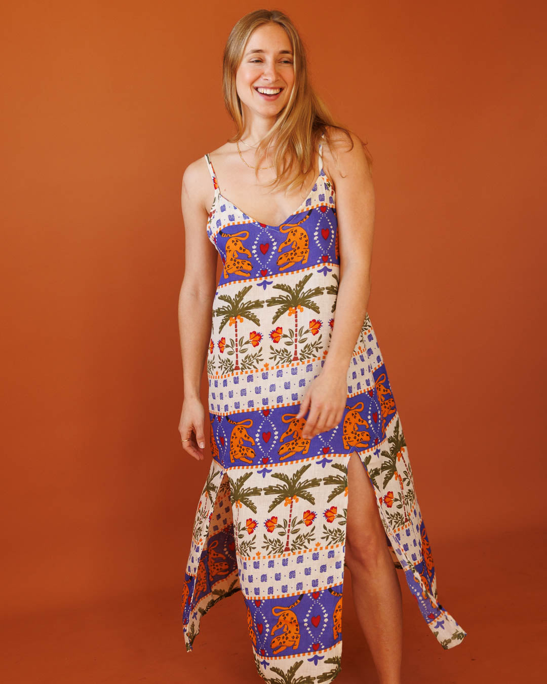 שמלת מקסי פשתן, שסעים קדמיים, בהדפס נמרים ודקלים