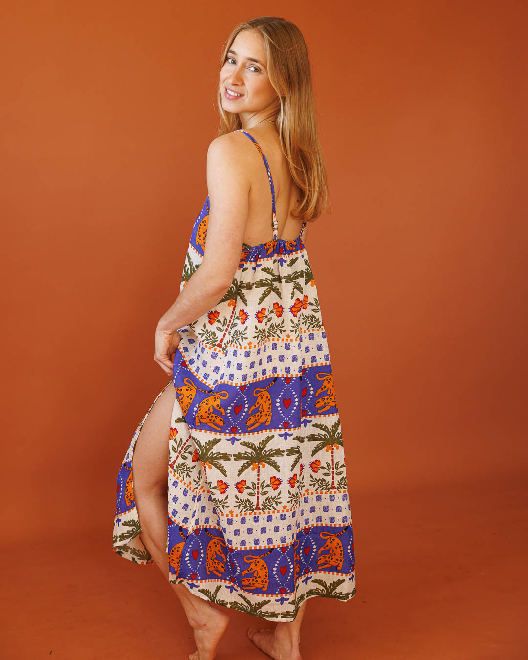 שמלת מקסי פשתן, שסעים קדמיים, בהדפס נמרים ודקלים