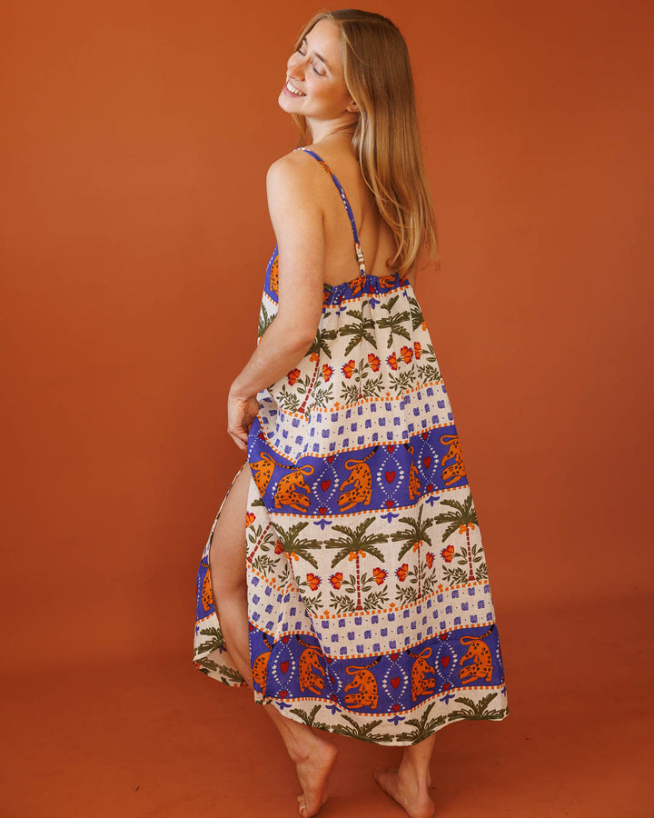 שמלת מקסי פשתן, שסעים קדמיים, בהדפס נמרים ודקלים