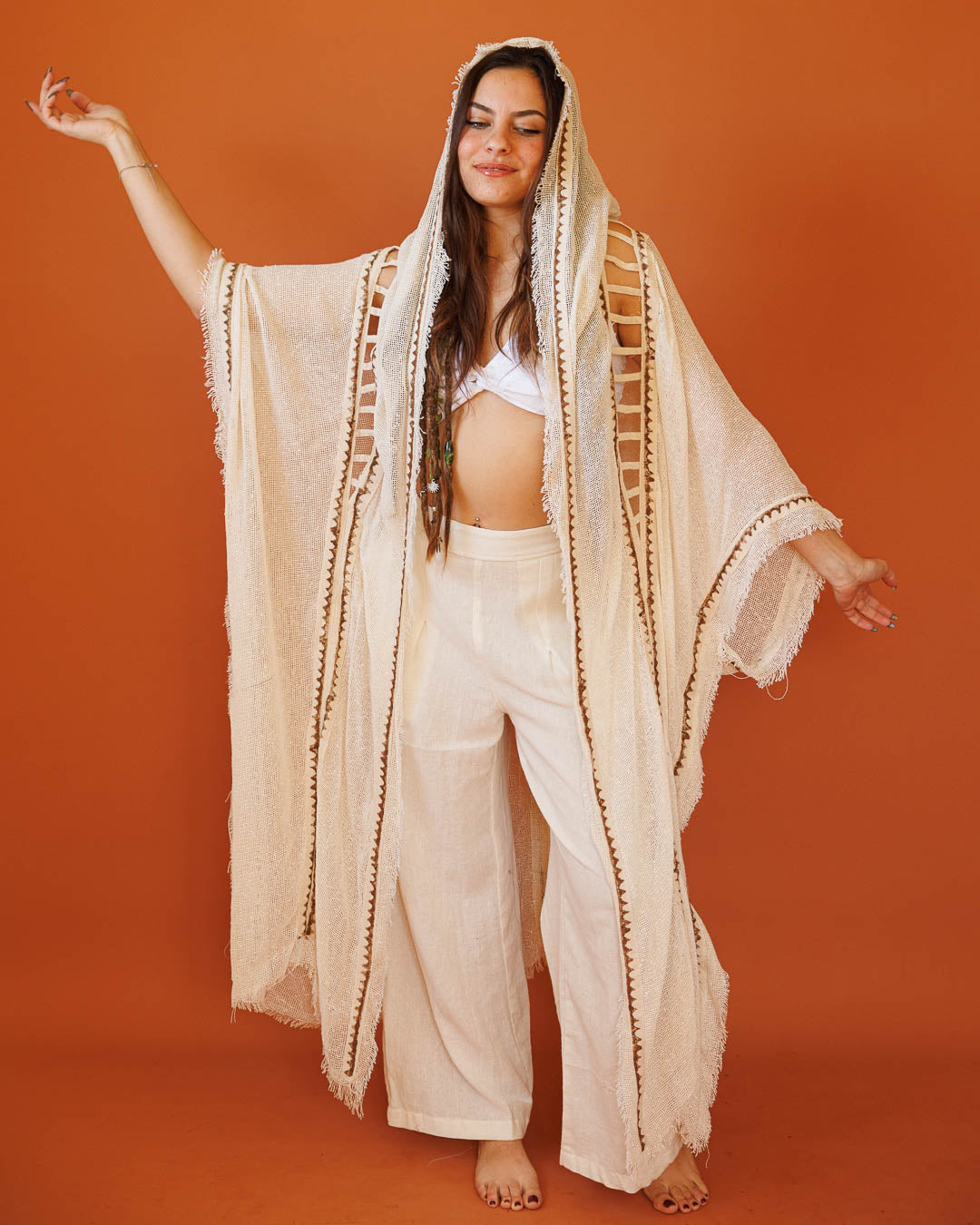 קימונו רשת לבן עם כובע לאישה