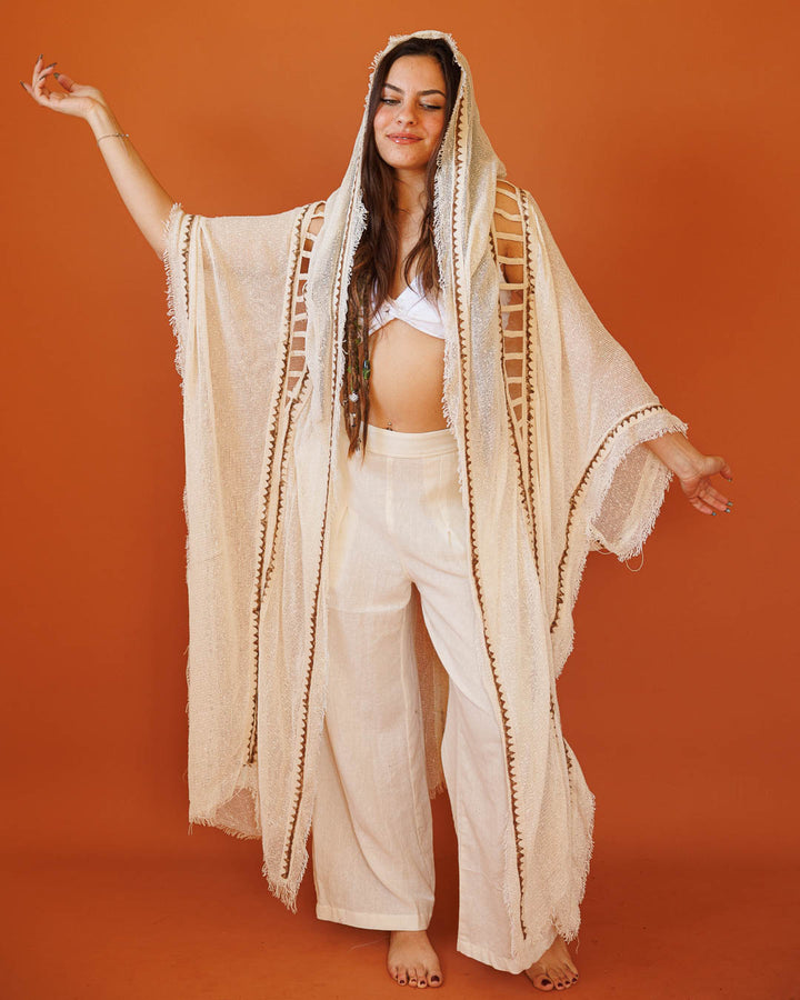 קימונו רשת לבן עם כובע לאישה