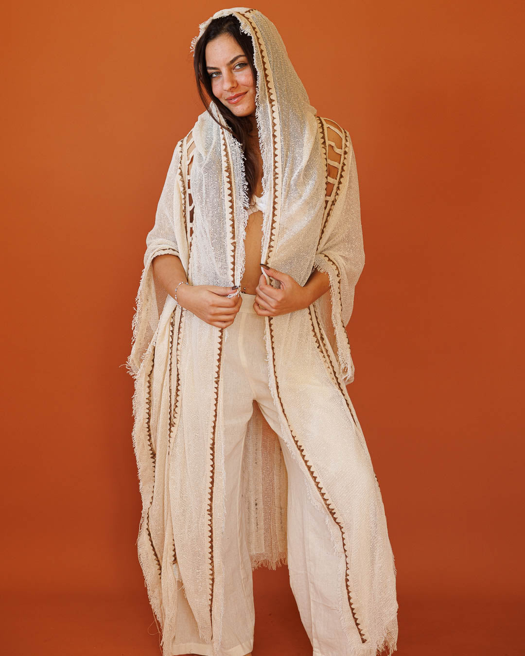 קימונו רשת לבן עם כובע לאישה