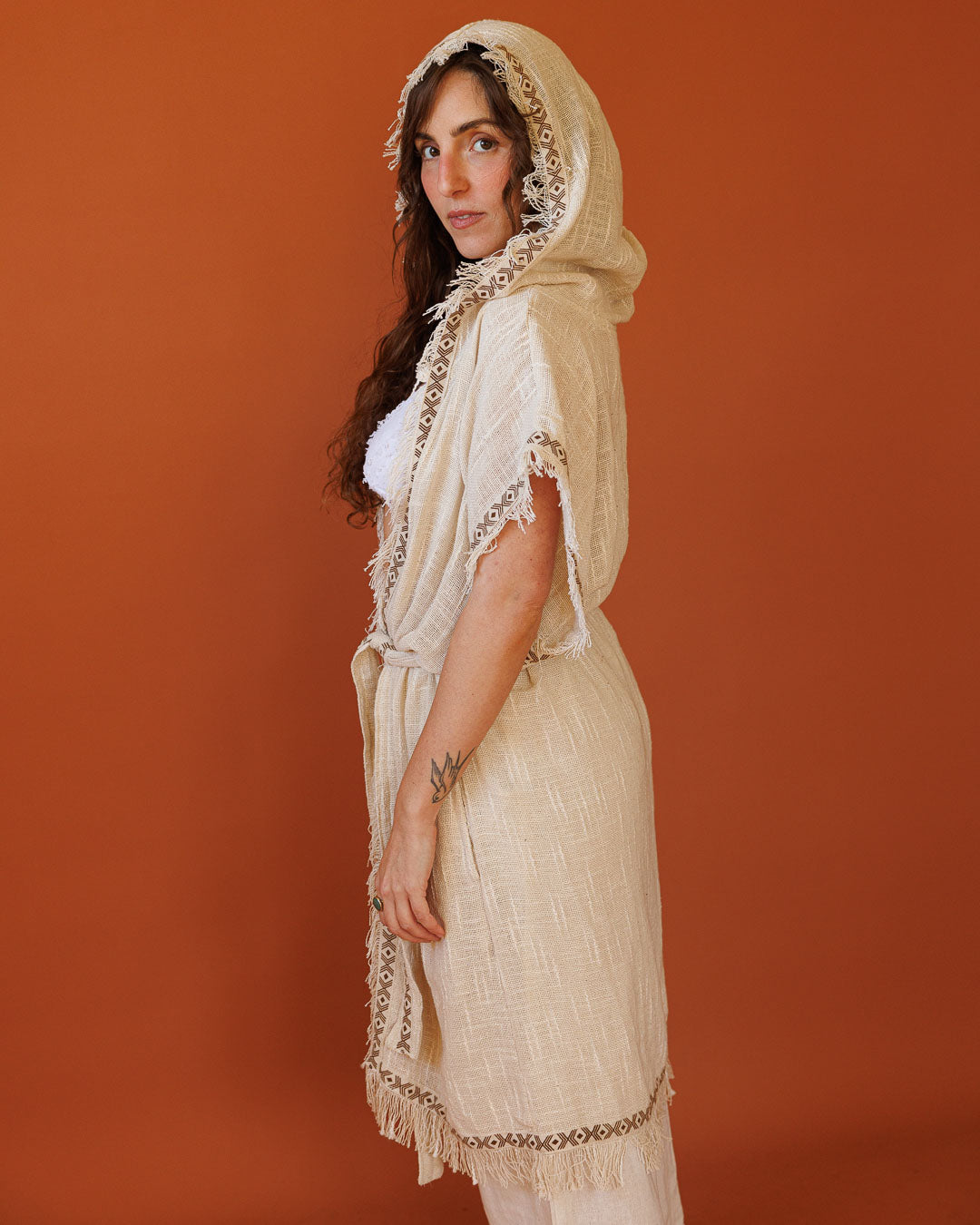 קימונו כותנה דקה קצר, מידי נטורל, עם קפוצון ועיטור גיאומטרי בשוליים לאישה