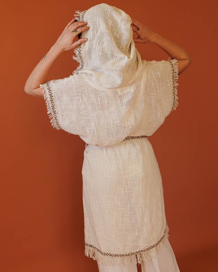 קימונו כותנה דקה קצר, מידי נטורל, עם קפוצון ועיטור גיאומטרי בשוליים לאישה