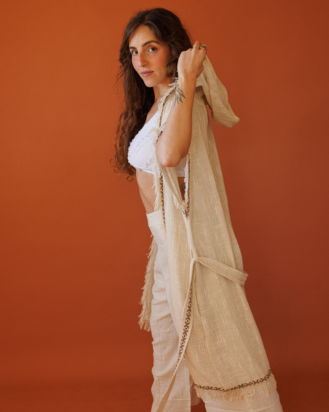 קימונו כותנה דקה קצר, מידי נטורל, עם קפוצון ועיטור גיאומטרי בשוליים לאישה