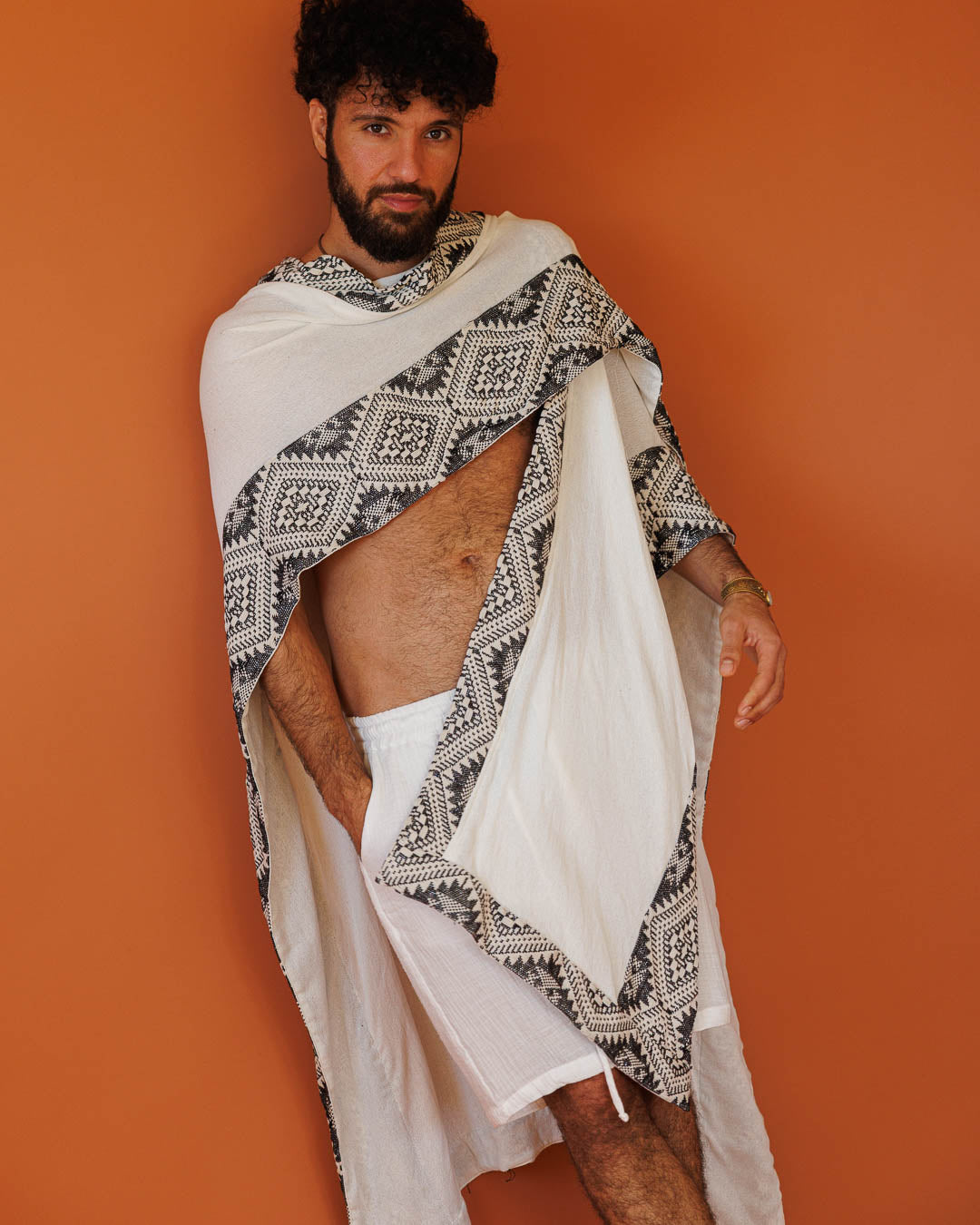 פונצו צעיף לבן, עם עיטור גיאומטרי שחור לבן מנצנץ בשוליים לגבר