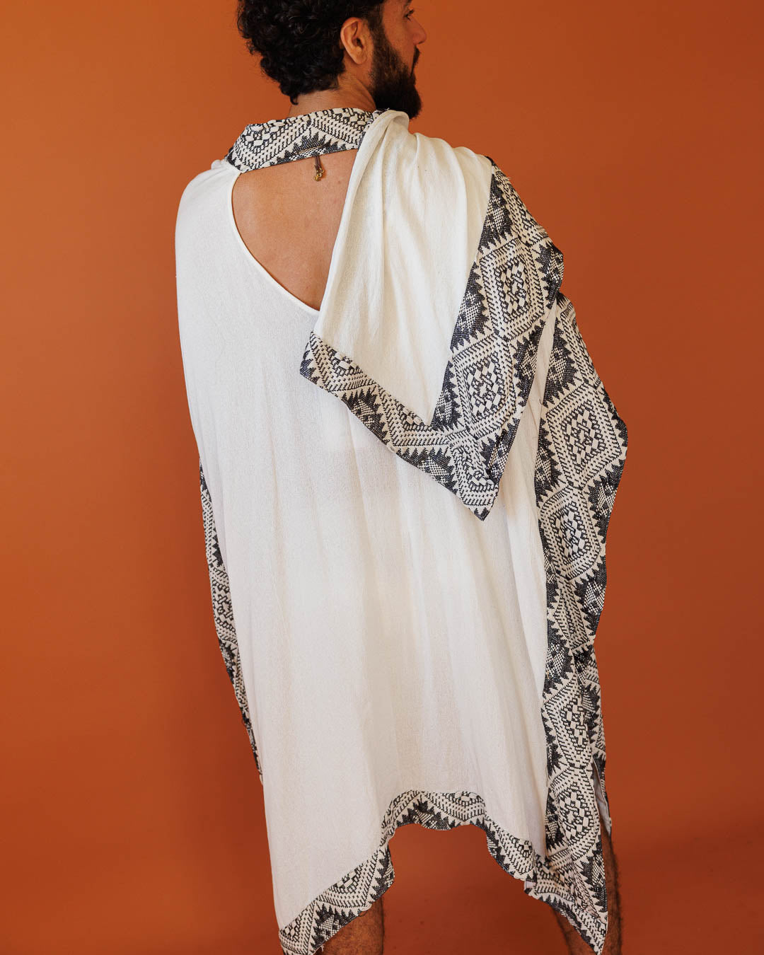 פונצו צעיף לבן, עם עיטור גיאומטרי שחור לבן מנצנץ בשוליים לגבר