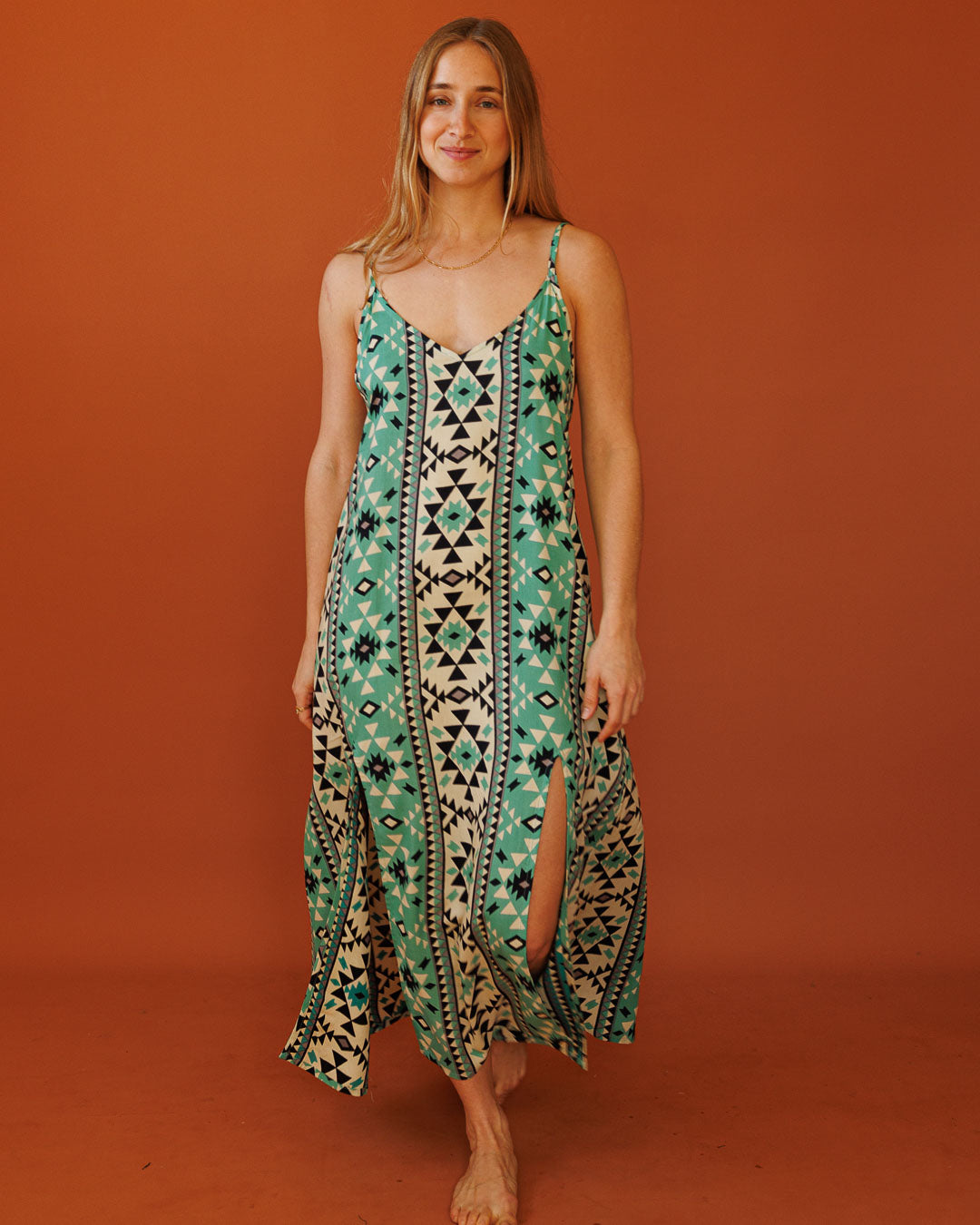 שמלת מקסי ויסקוז, שני צדדים לבישה, שסעים קדמיים, בהדפס שבטי תכלת