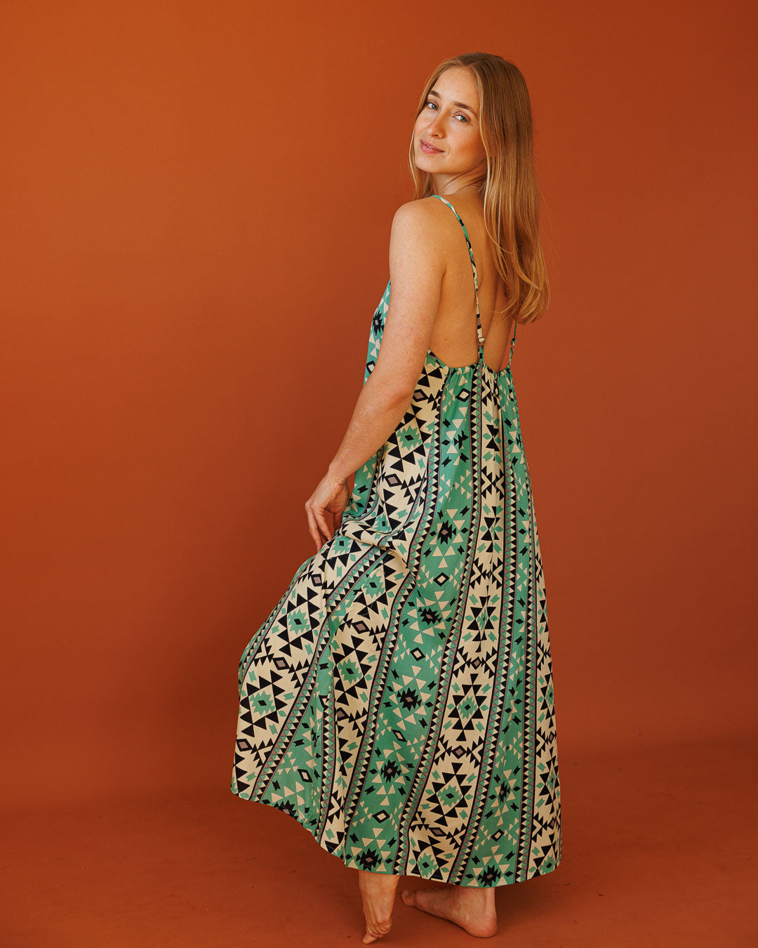 שמלת מקסי ויסקוז, שני צדדים לבישה, שסעים קדמיים, בהדפס שבטי תכלת