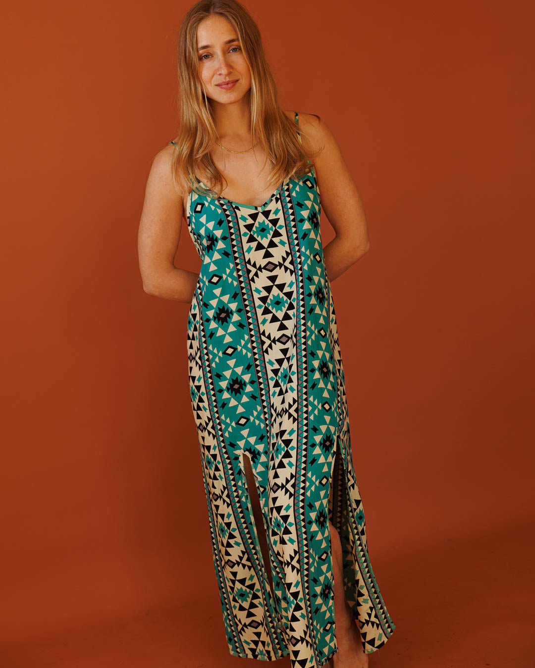 שמלת מקסי ויסקוז, שני צדדים לבישה, שסעים קדמיים, בהדפס שבטי תכלת