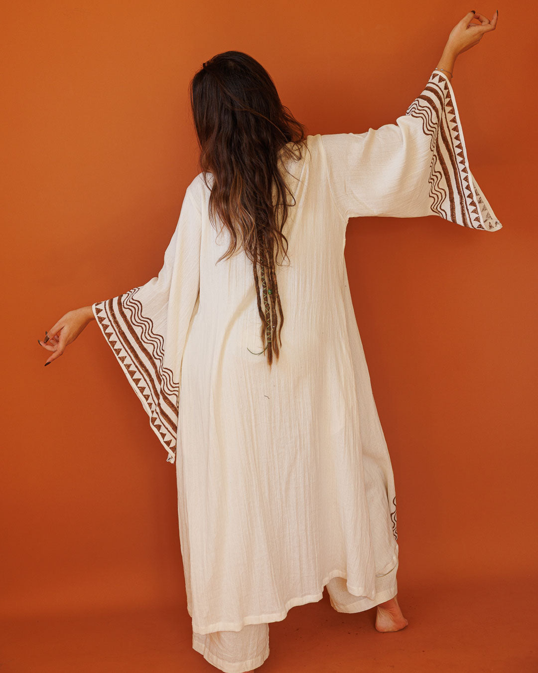 קימונו מקסי, כותנה רכה לבנה ושבטית, שרוול ארוך, בהדפס חותמות עץ ידני לאישה