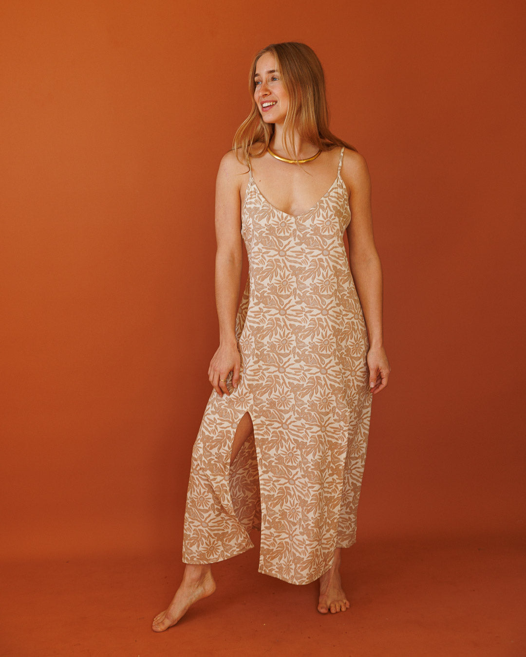 שמלת מקסי ויסקוז, שני צדדים לבישה, שסעים קדמיים, בהדפס פרחוני חום