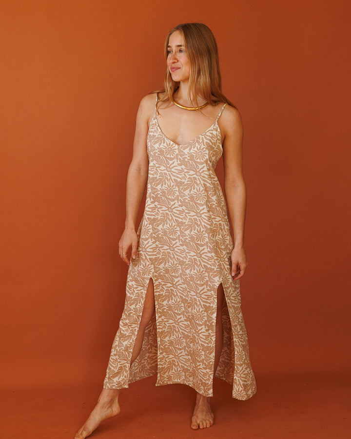 שמלת מקסי ויסקוז, שני צדדים לבישה, שסעים קדמיים, בהדפס פרחוני חום