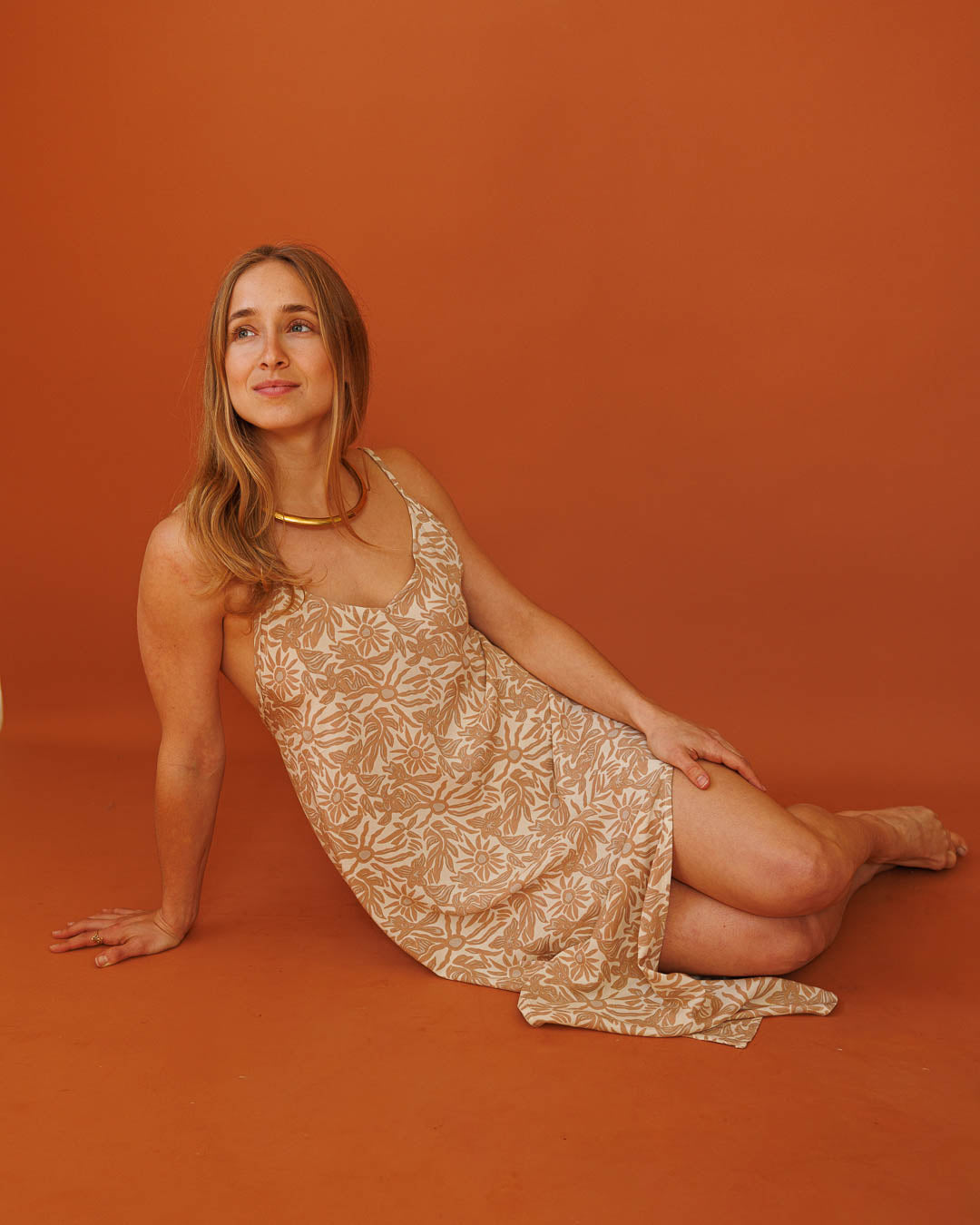 שמלת מקסי ויסקוז, שני צדדים לבישה, שסעים קדמיים, בהדפס פרחוני חום