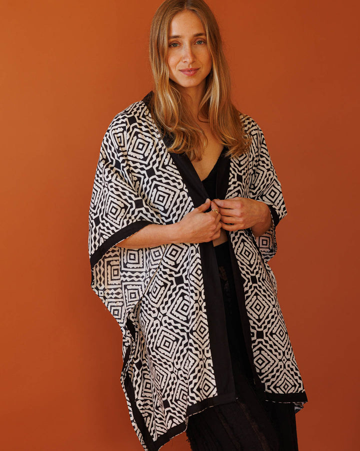 קימונו ויסקוז קצר, שרוול ארוך בהדפס מעונים שחור לבן לאישה