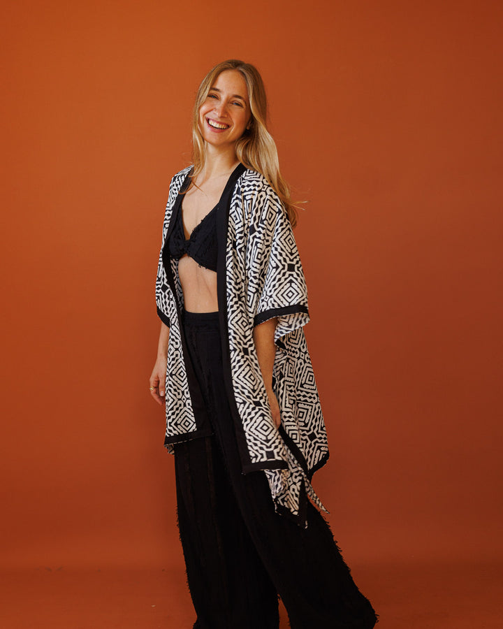 קימונו ויסקוז קצר, שרוול ארוך בהדפס מעונים שחור לבן לאישה