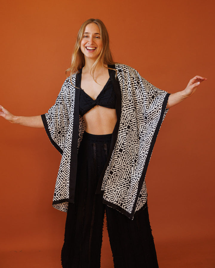 קימונו ויסקוז קצר, שרוול ארוך בהדפס מעונים שחור לבן לאישה