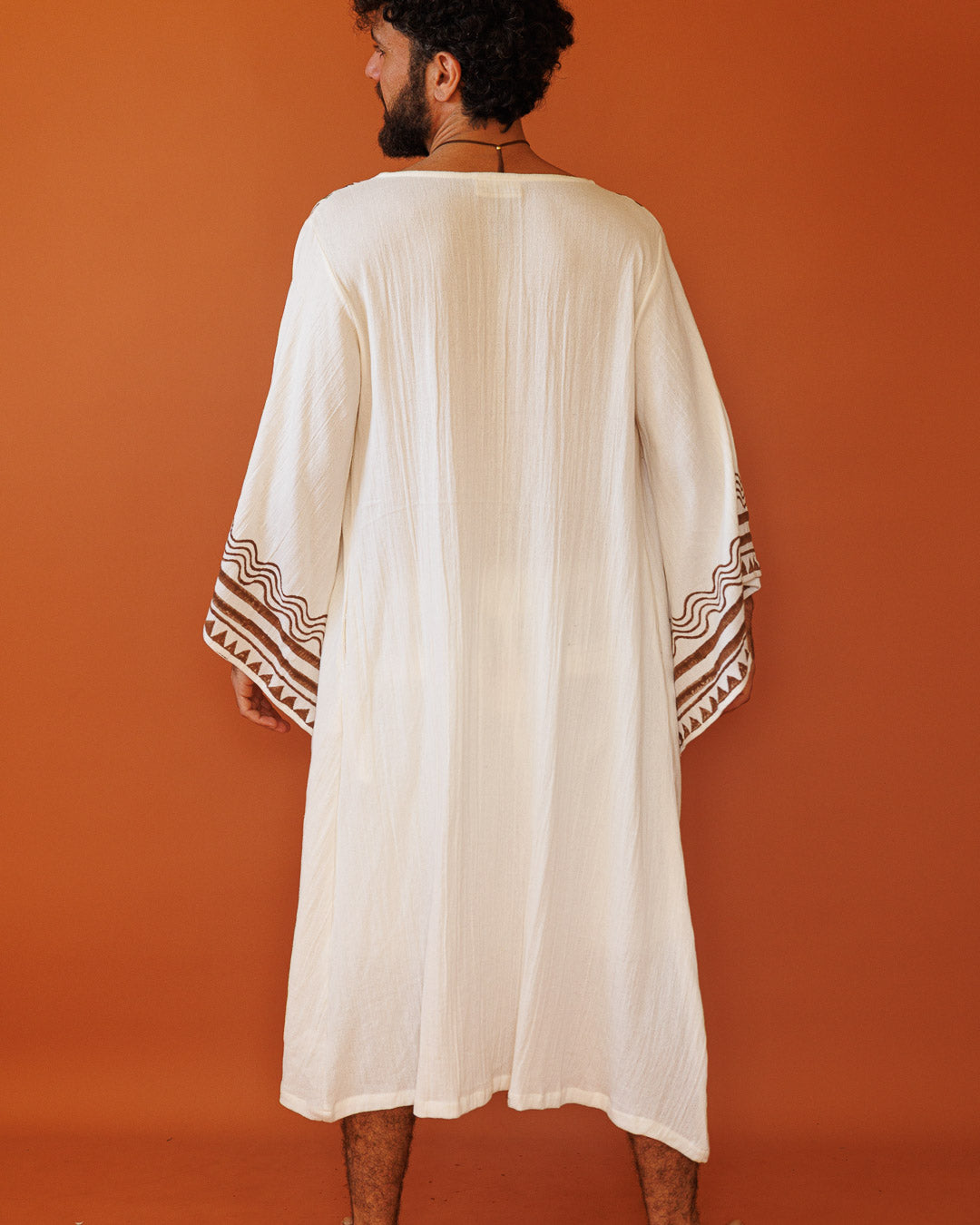 קימונו מקסי, כותנה רכה לבנה ושבטית, שרוול ארוך, בהדפס חותמות עץ ידני לגבר