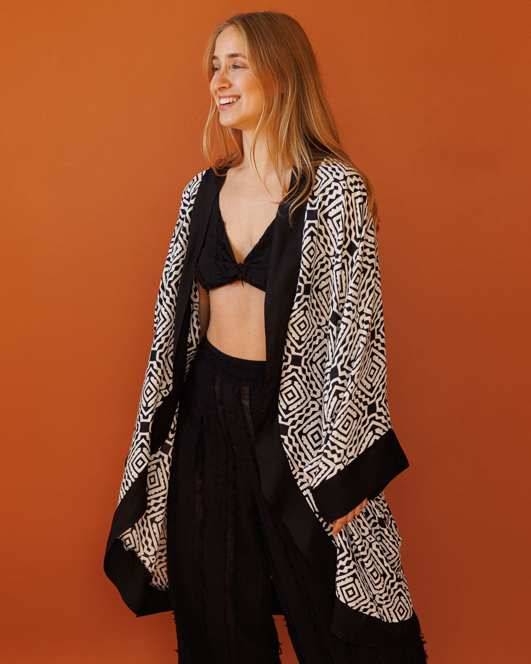 קימונו/ עליונית ויסקוז, שחור-לבן עגולה, בהדפס גאומטרי לאישה